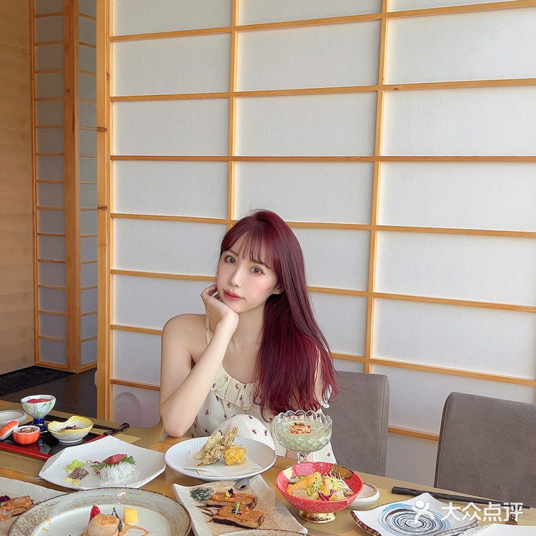 坐在窗边就可以看到南湖的风景