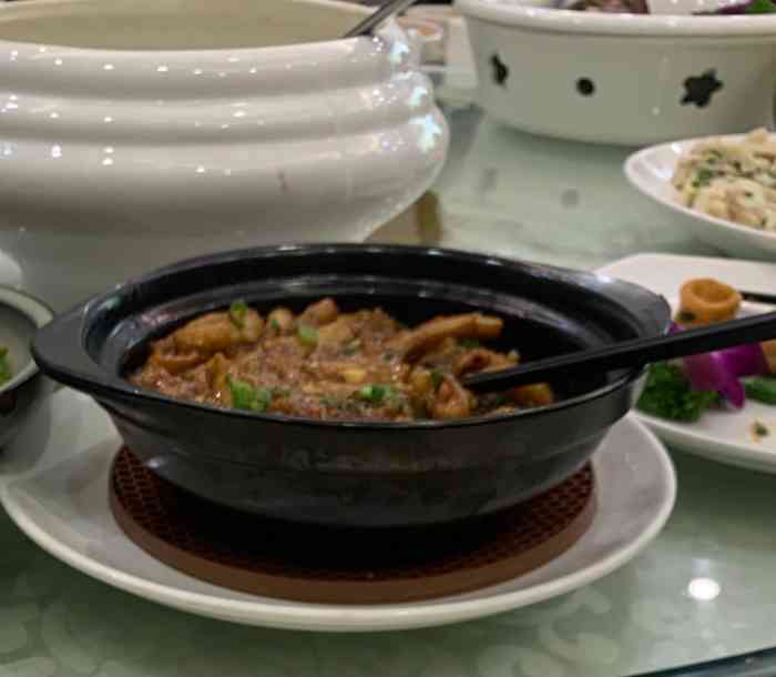 南粤春酒楼(横岗店)-"本来奔着附近的一家煲仔饭,结果车停在了这.