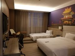 -西安大雁塔科技大学地铁站亚朵酒店