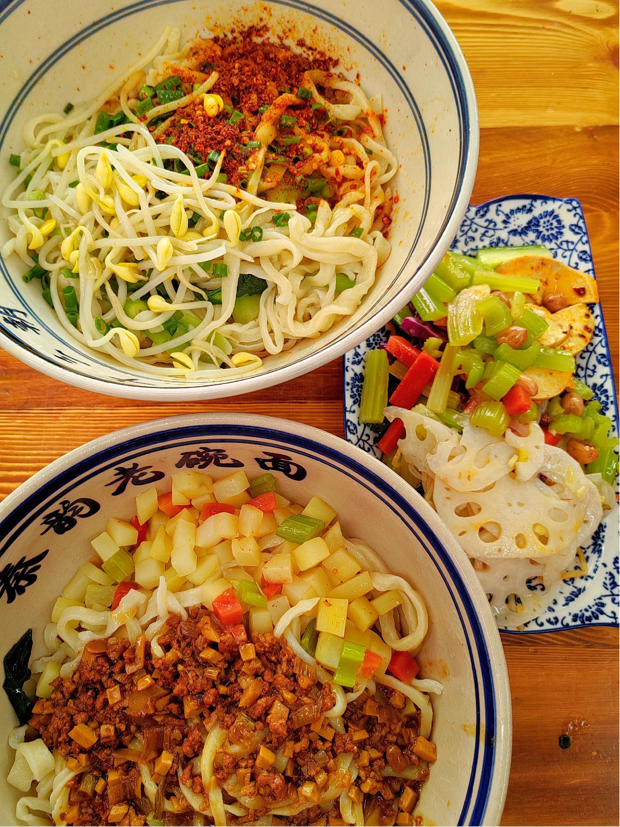 肉香四溢
面条是手工棍棍面,很有嚼劲
「素拼」也不错
很清爽