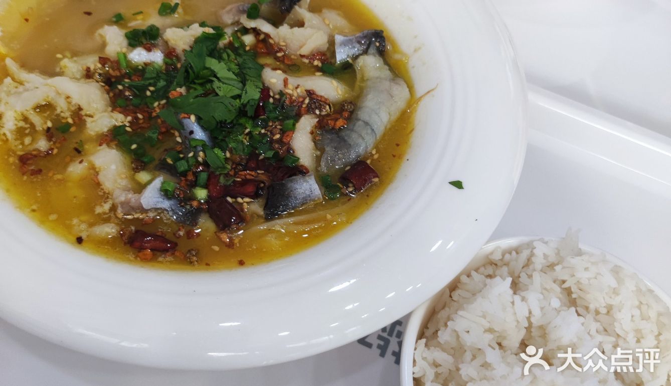 店里还酸菜鱼饭,小吃喝奶茶