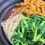 这个辣酱不辣还特别咸有一天早上出现了豆沙馅的甜饼