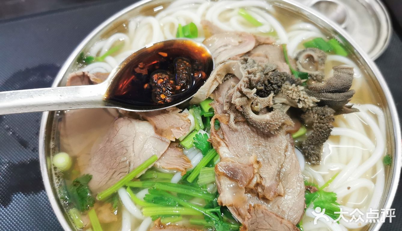 探店万老五羊肉粉