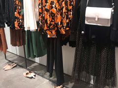 -URBAN REVIVO(高德置地广场·春广场店)