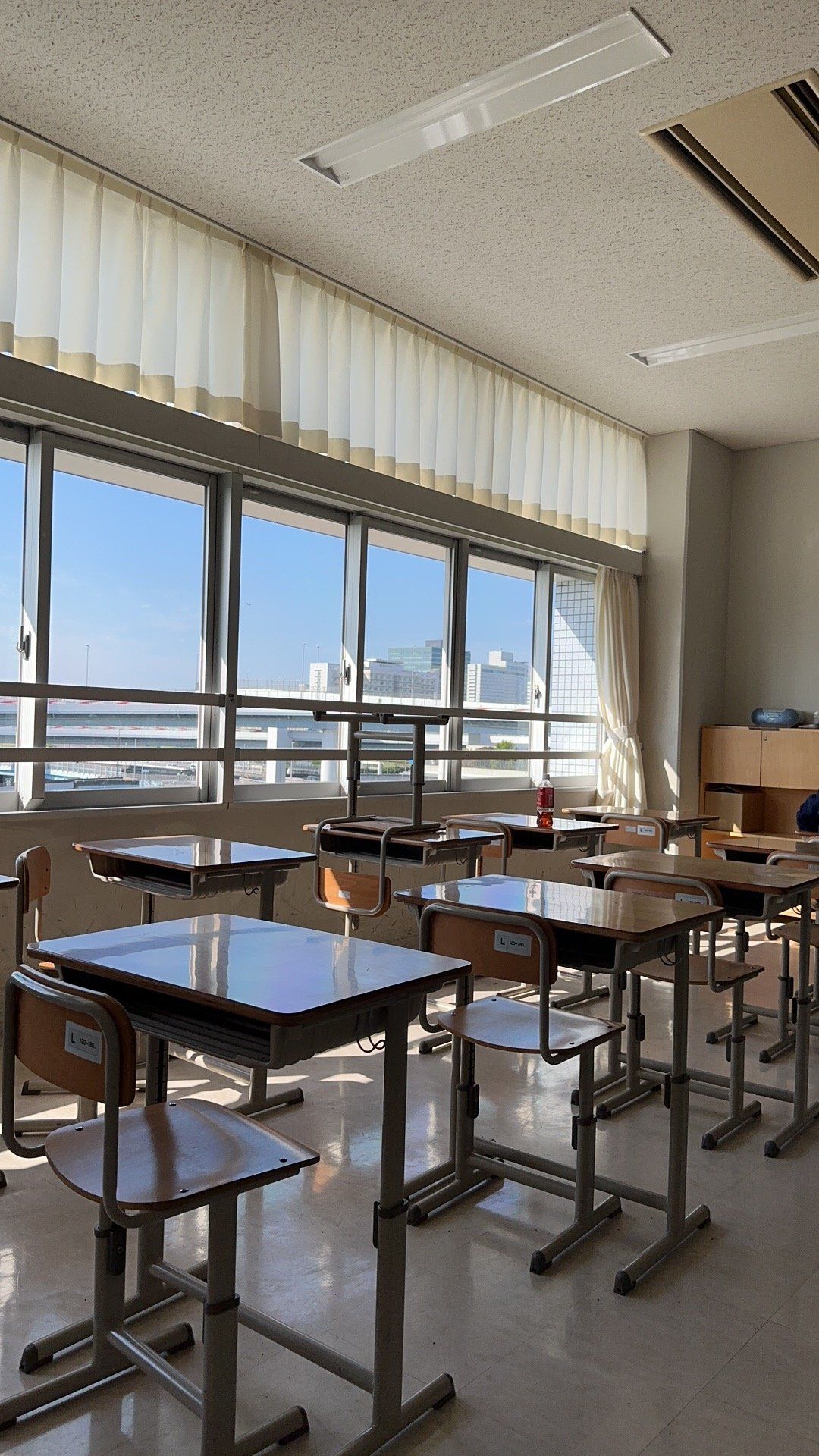 日本高中的教室还挺宽敞的