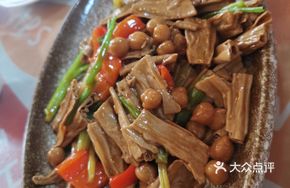 Black Fungus Bamboo Shoot and Chestnut Dish