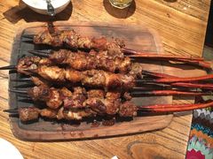 红柳羊肉串-阿里家·新疆烤肉酒場 by MIG
