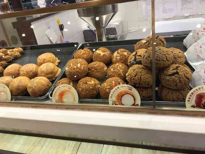 西树泡芙chez choux(世茂广场店)-"[薄荷]环境:档口很小,招牌很亮,从