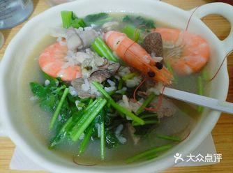 最近天气太热， 不想吃饭， 煮了海鲜粥喝`