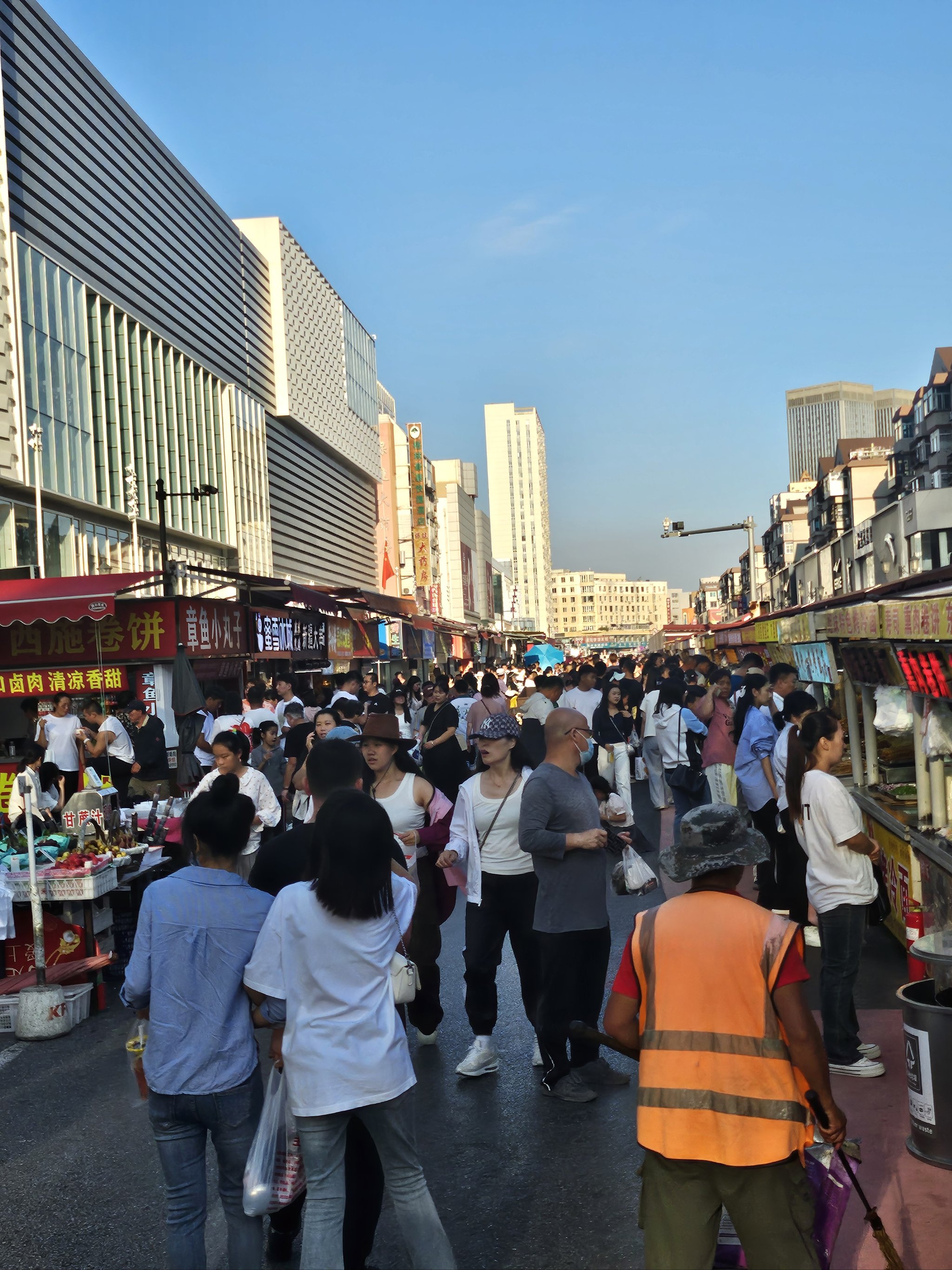 清河郡街道热闹非凡图片