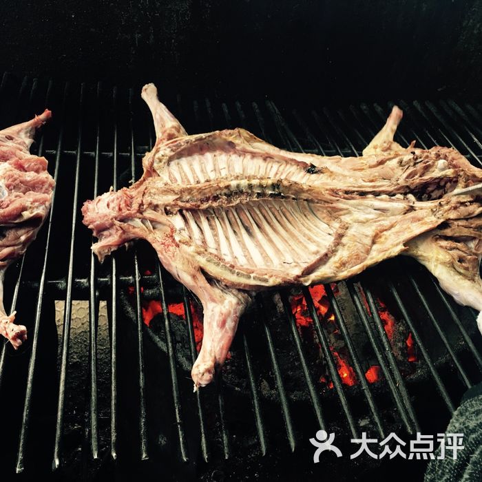 岭上人家山水家园烤全羊