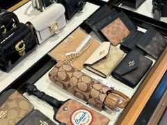 -百年港湾奥特莱斯(香炉礁店)