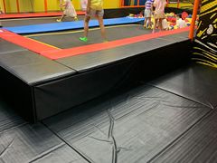 -爱蹦iBOON蹦床运动馆(江汉店)