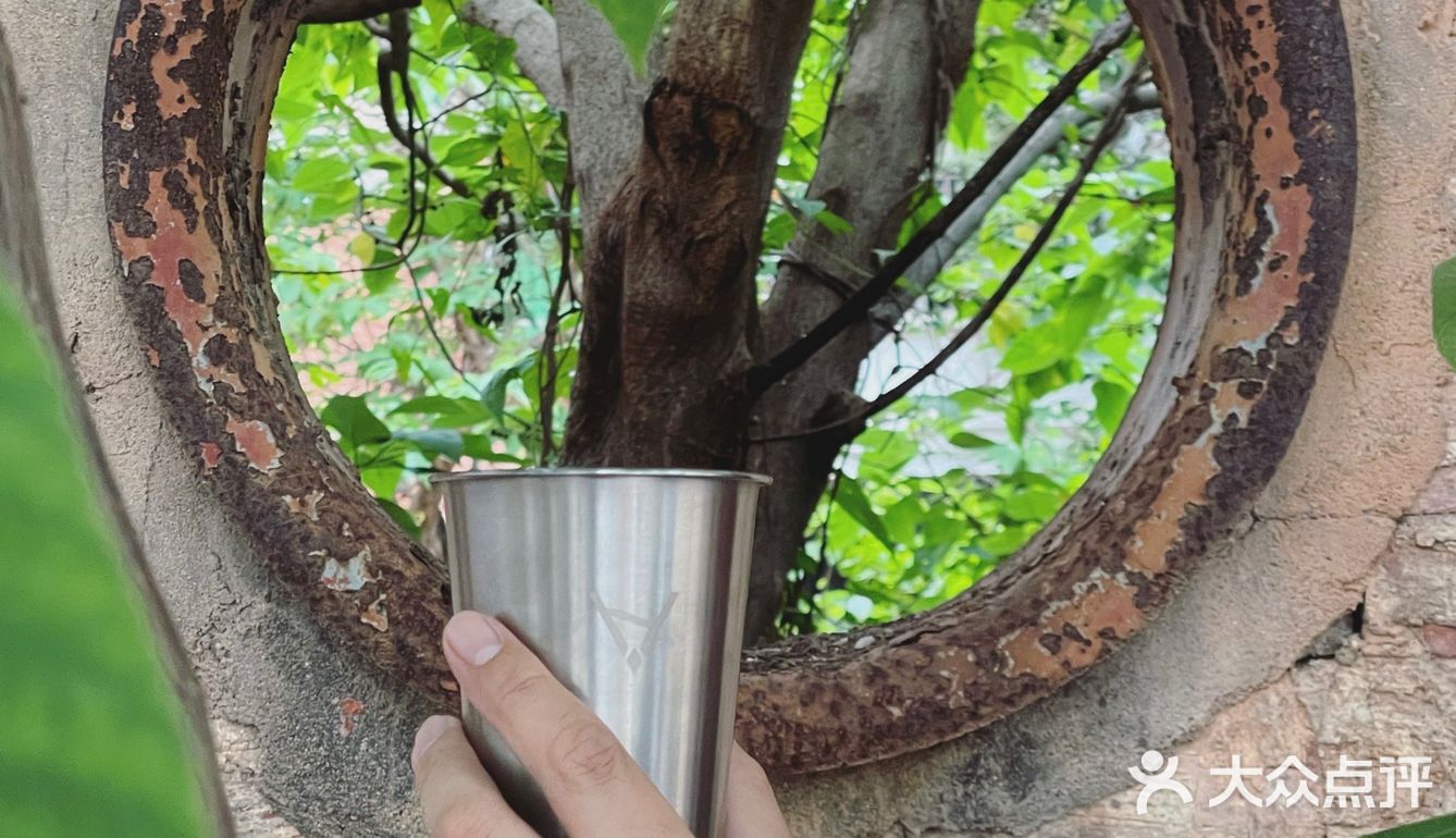 啡飲半醺，似苦若甘，以克苦淬煉著幸福的厚度。