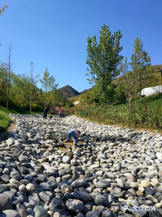 韩建翠溪谷儿童世界浅浅的河水图片