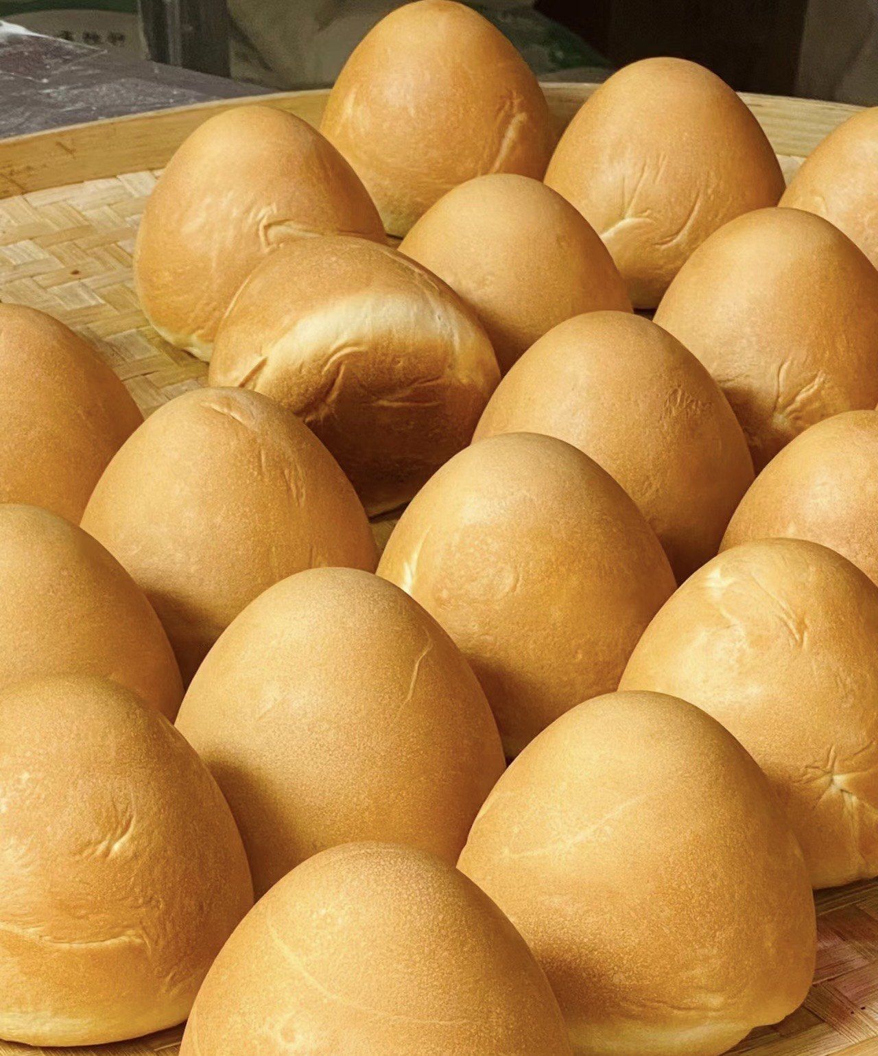 这个小可爱叫青稞烤馍也可以叫奶香脆皮烤馒头,菜市场里人手一袋,很