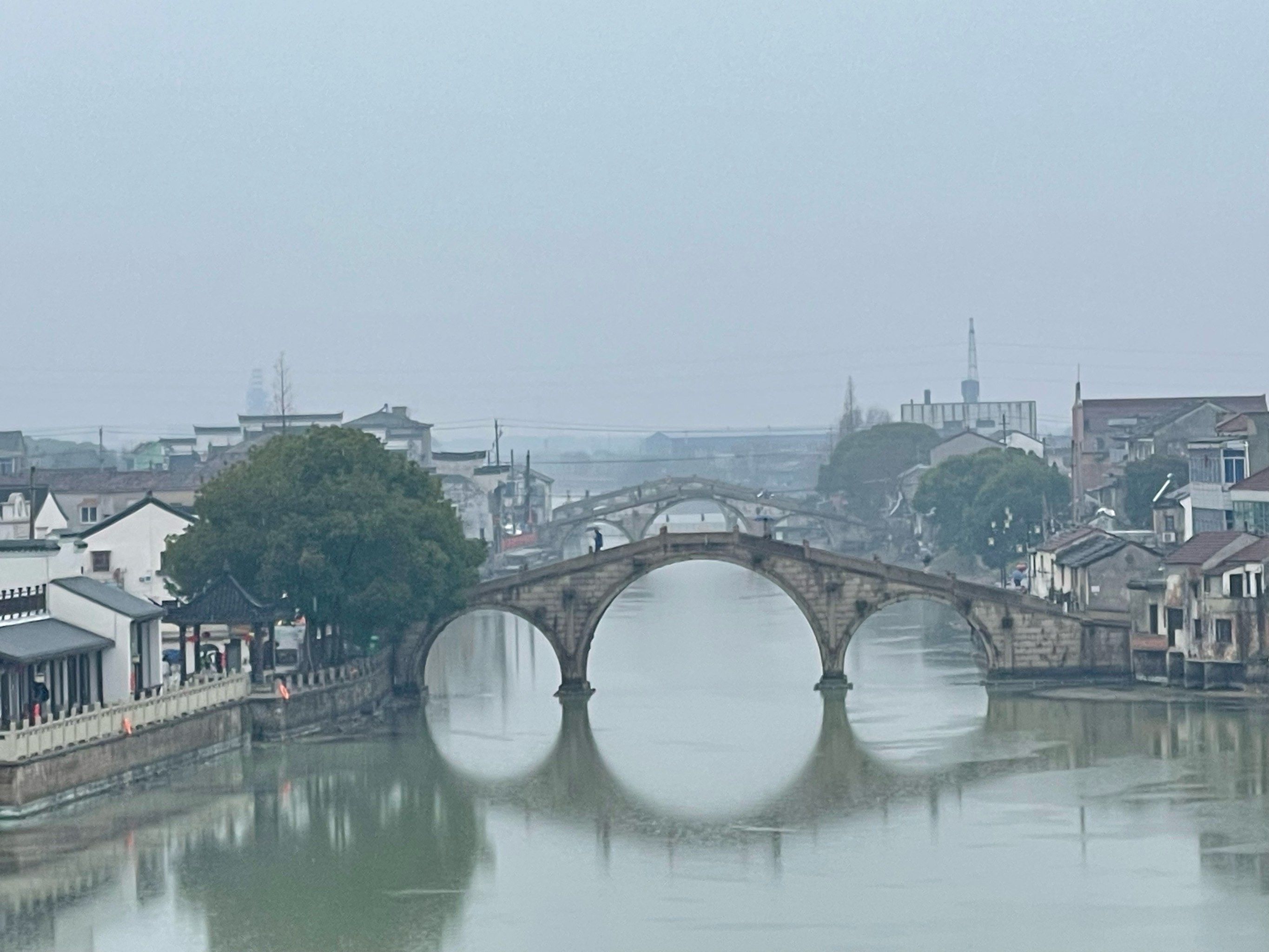 这三座古桥横跨古镇河道,历史悠久,造型优美,欣赏最佳地点是古镇的