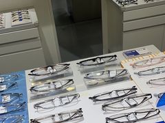 -视野联行眼镜•蔡司•依视路(温江店)
