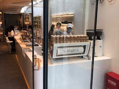 面包甜点陈列柜-% Arabica阿拉比卡咖啡(武康路店)