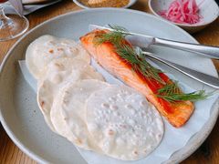 烟熏三文鱼配烤饺子皮和芥末籽酱-BOR Eatery(安福路店)