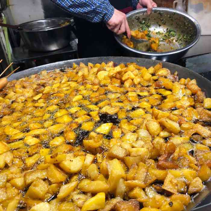 叙永炸土豆-"泸州水晶沟美食一条街档口生意最火爆的一.