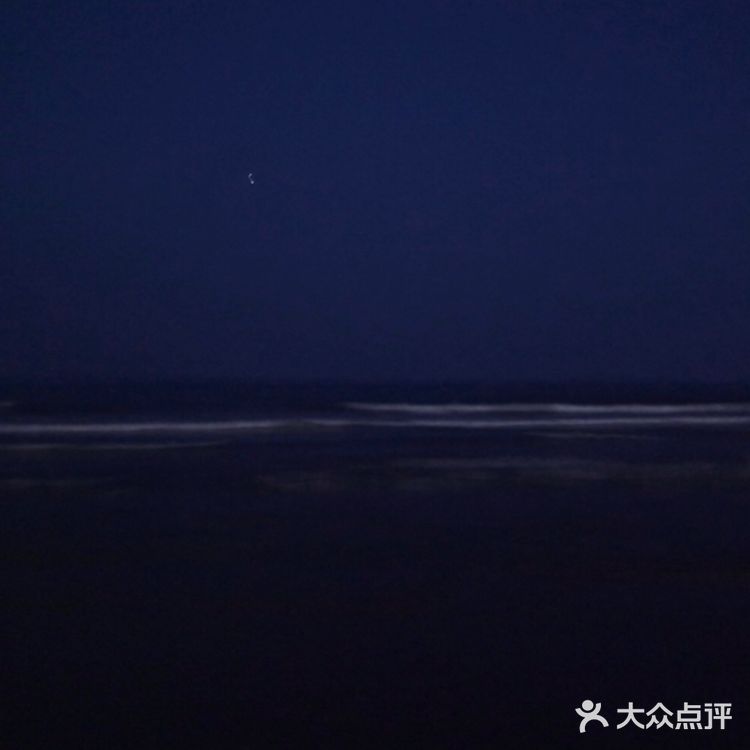 晚上的海滩拍出的照片也很有故事性，晚风吹来