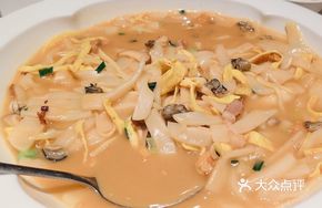 Soy Sauce Braised Pork with Rice Noodles