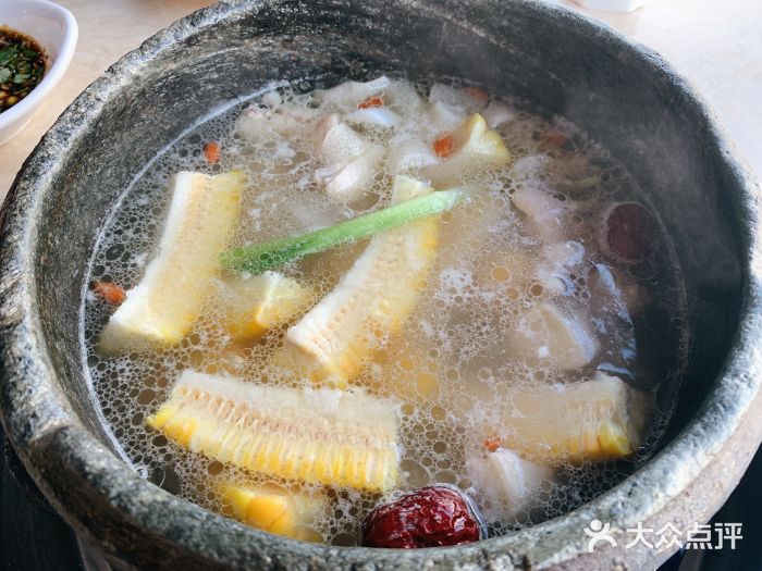 墨脱石锅椰子鸡•糟粕醋•东山羊(大东海店)墨脱石锅椰子鸡图片