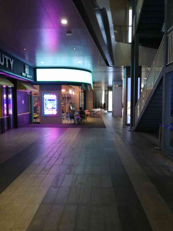 乐坊·虹井生活广场-"这里位于龙柏地段,距离地铁口很近,基本.