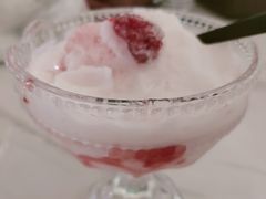 草莓优格冰沙-优卡甜心烘焙坊(西塘宏福店)