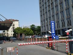 -海天商务大厦-地上停车场