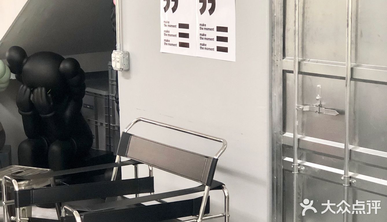无锡探店 首家KAWS主题工业风咖啡馆「潮蓝藏库X0402」
