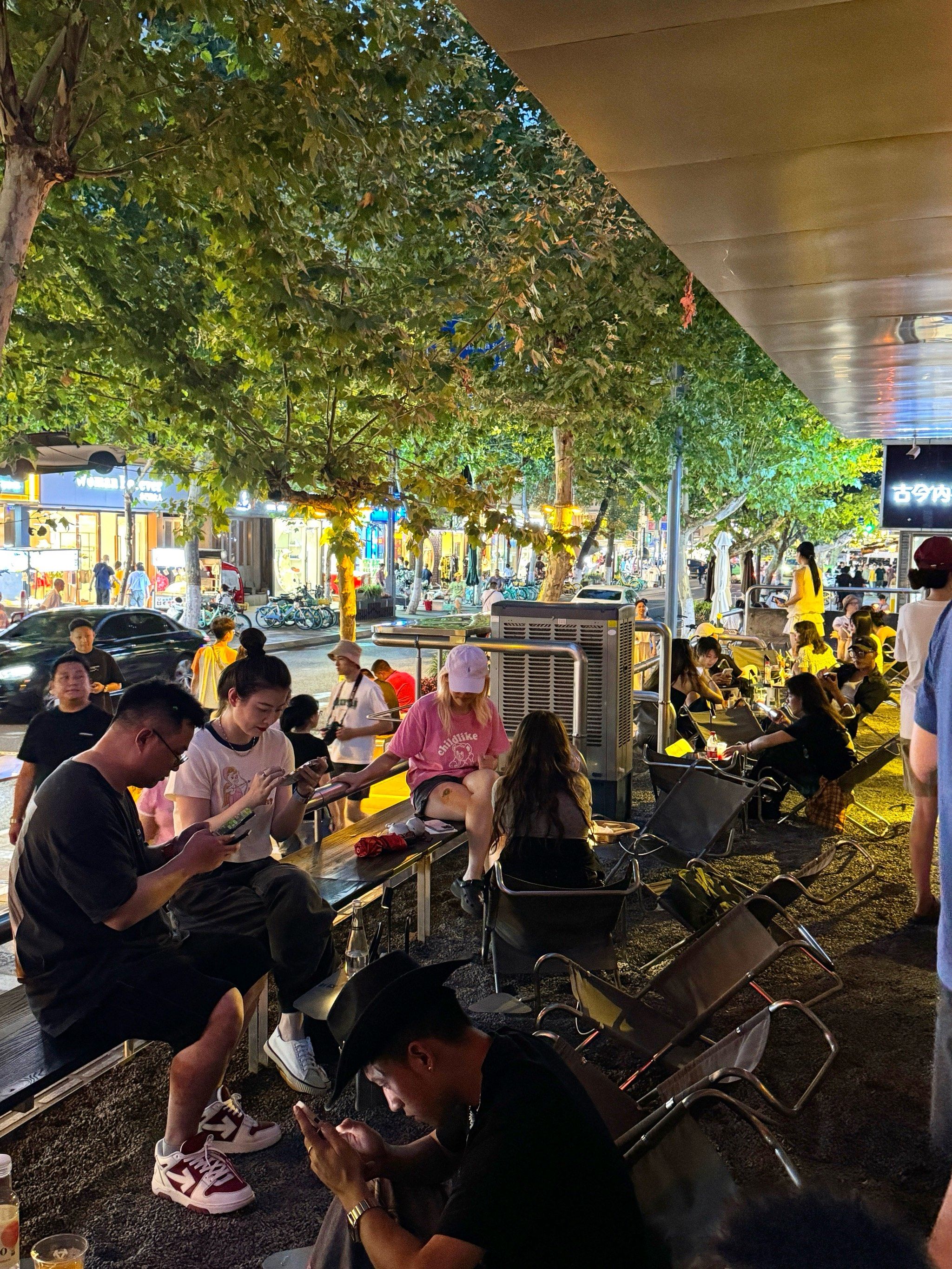 成都的街边酒吧已经next02level了