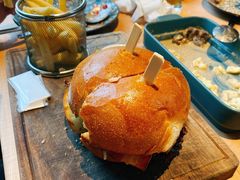 柏林农夫和牛汉堡配薯条-LENBACH兰巴赫西餐啤酒坊(大连东港店)