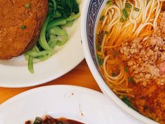 辣肉面加鸡毛菜-沪西老弄堂面馆(定西路店)