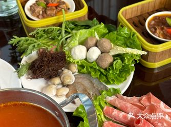 在大雨过后坐在窗边,看着江水流淌,看着远处云遮雾绕的