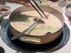 -洪氏嗨捞·广东猪肚鸡·椰子鸡火锅(西咸万象城店)