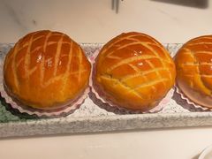 酥皮水牛奶菠萝包-陶陶居酒家(新天地店)