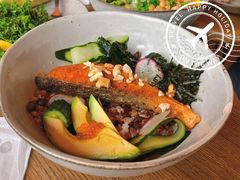 煎三文鱼牛油果色拉-wagas(暖山店)