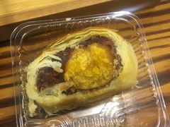 红豆蛋黄酥-鲍师傅糕点(江苏路店)