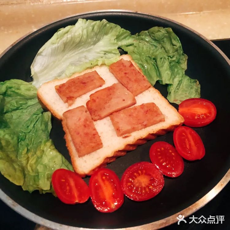 放入挖空的吐司，把鸡蛋打入吐司框里面