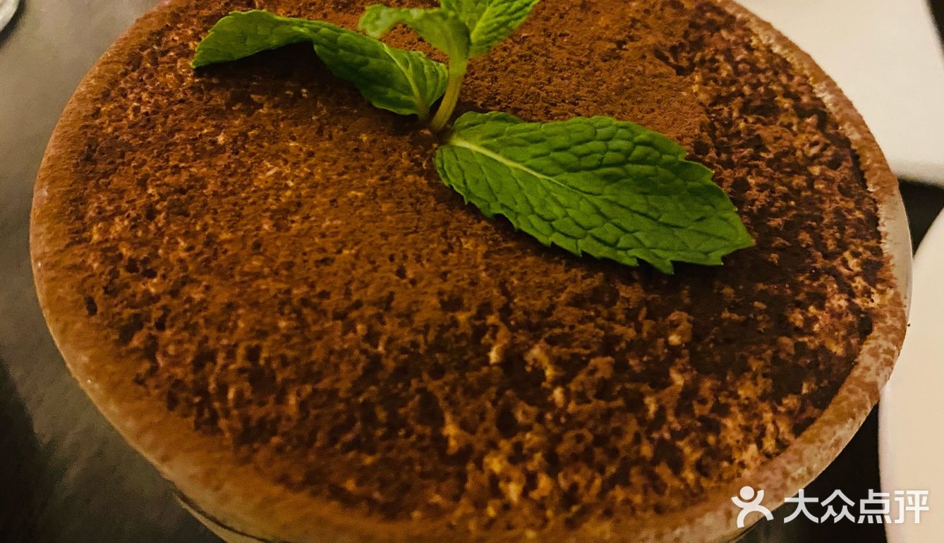 太适合约好友喝酒聊天了。「餐前面包」都是健康的全麦面包
