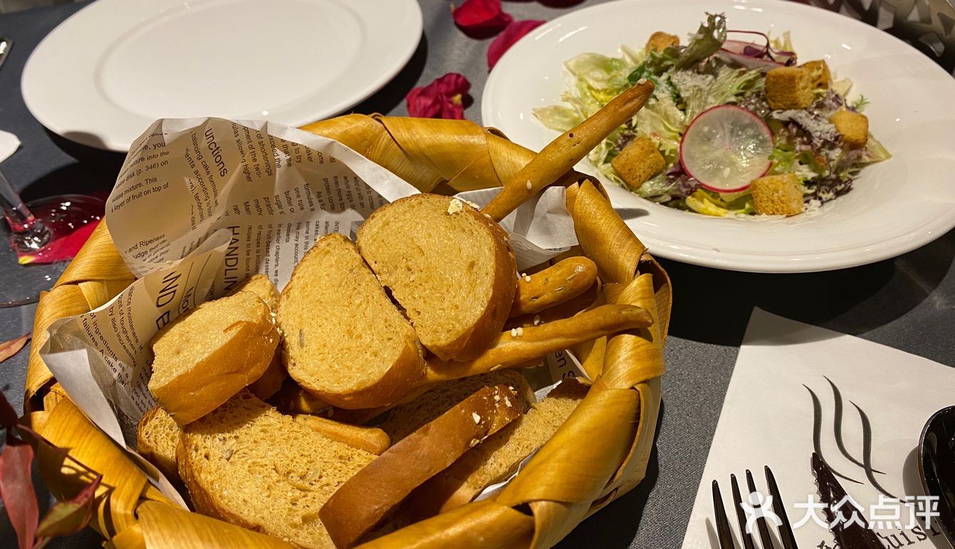 这家宝藏西餐店的炭烤安格斯肉眼配时令蔬菜,手工餐前面包