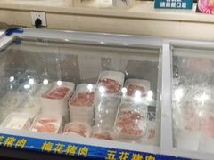 面包甜点陈列柜-蒙肥羊·酸汤潮牛·鲜牛肉火锅烤肉自助(岗顶店)