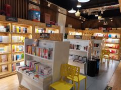 -新华里咖啡书吧(新华书店小寨店)