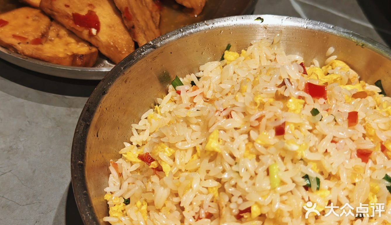 品味贵州特色美食，就来黔烙莊吧！