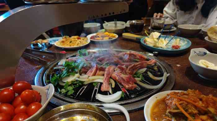 青瓦台韩式健康烤肉-"和昨晚吃的菌香源火锅92是同一个老板,韩.
