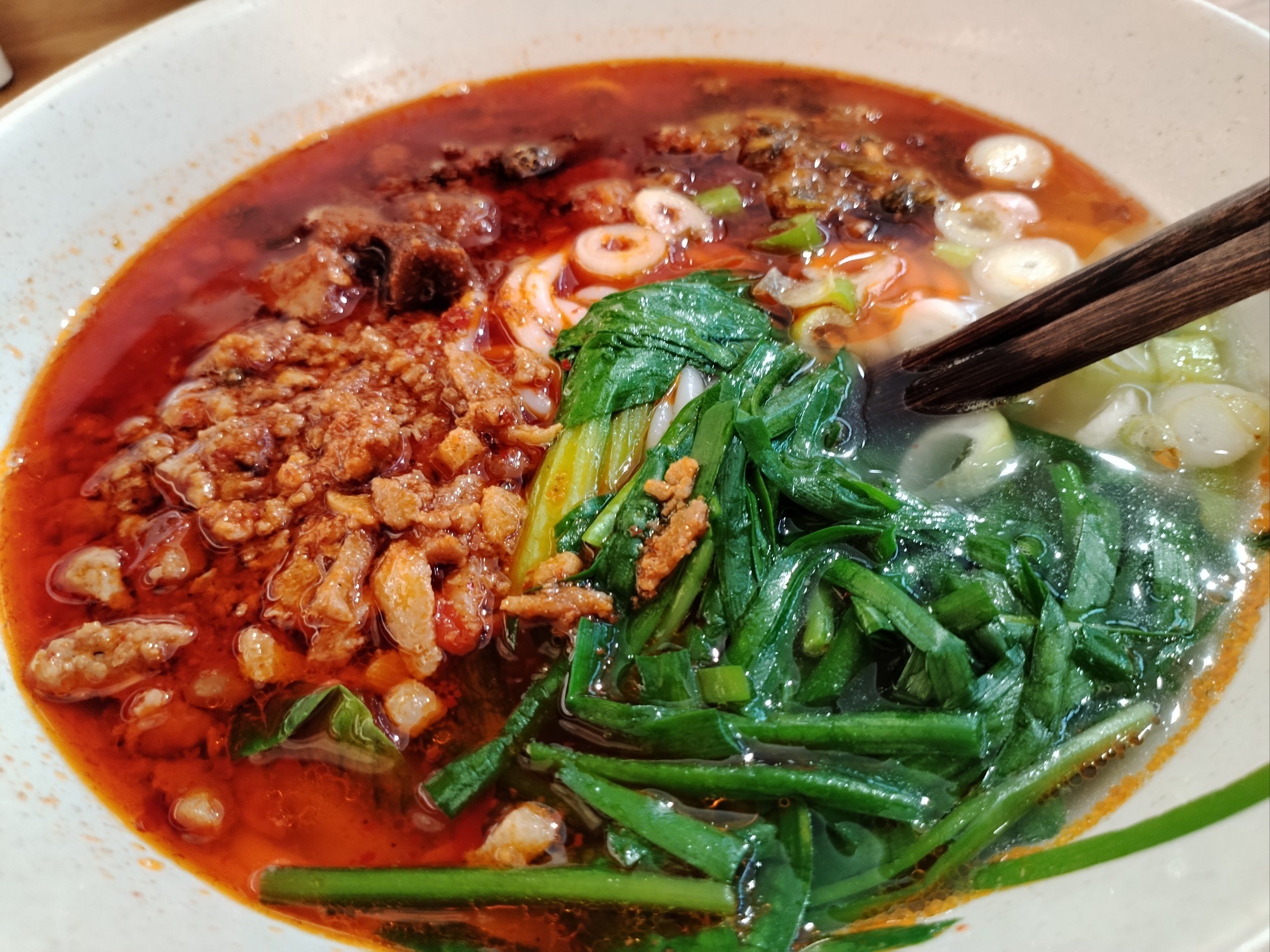 国图对面的米线店,挺正宗的云南米线,红油微辣,韭菜很好吃,蘑菇肉沫