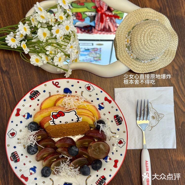 随便坐哪个位置拍照，背景里都能捕捉到Kitty的小身影