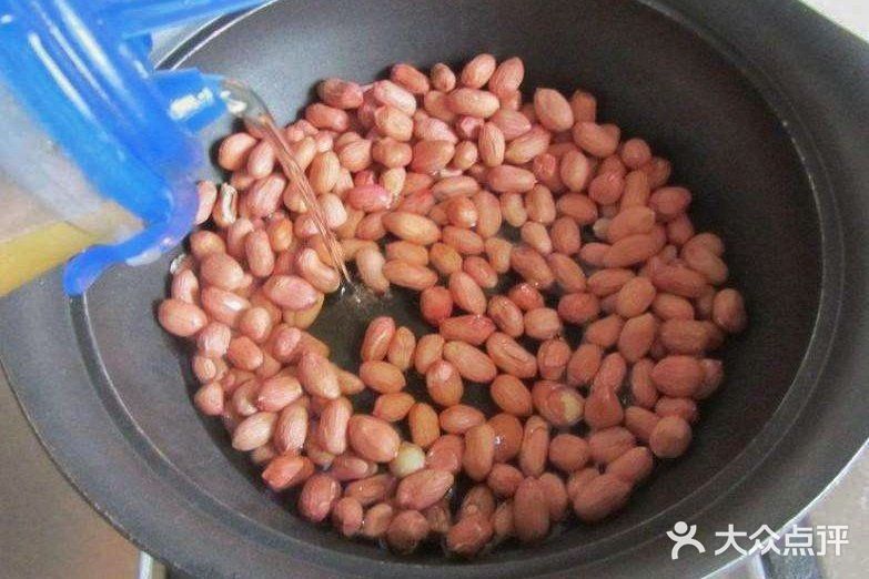 来一盘改良版的老醋果仁菠菜